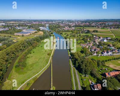 Lembeek, Halle, Vlaams Brabant, Belgien, 5. September 2023, Frachtschiff oder Binnenschiff, das auf dem Canal Brussels Charleroi vorbeifährt, was ein mA ist Stockfoto