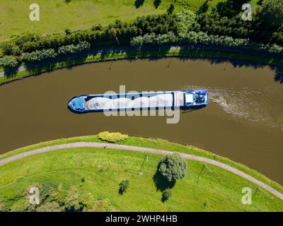 Lembeek, Halle, Vlaams Brabant, Belgien, 5. September 2023, Frachtschiff oder Binnenschiff, das auf dem Canal Brussels Charleroi vorbeifährt, was ein mA ist Stockfoto