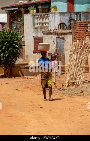 Frau, die ein Kind auf dem Rücken trägt, in Vohitsoaka Ambalavao, Madagaskar Stockfoto