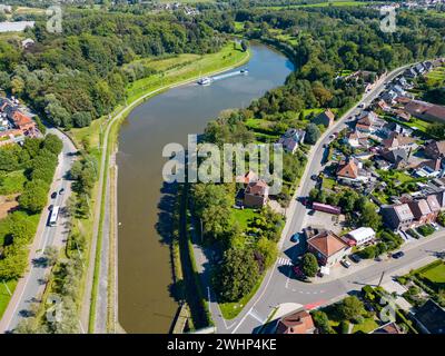 Lembeek, Halle, Vlaams Brabant, Belgien, 5. September 2023, Frachtschiff oder Binnenschiff, das auf dem Canal Brussels Charleroi vorbeifährt, was ein mA ist Stockfoto