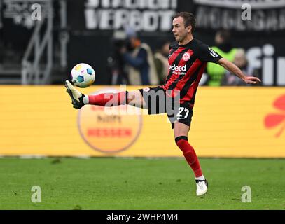 10. Februar 2024, Hessen, Frankfurt/Main: Fußball: Bundesliga, Eintracht Frankfurt - VfL Bochum, 21. Spieltag im Deutsche Bank Park. Frankfurter Mario Götze in Aktion. Foto: Arne Dedert/dpa - WICHTIGER HINWEIS: Gemäß den Vorschriften der DFL Deutschen Fußball-Liga und des DFB Deutschen Fußball-Bundes ist es verboten, im Stadion und/oder im Spiel aufgenommene Fotografien in Form von sequenziellen Bildern und/oder videoähnlichen Fotoserien zu verwenden oder zu verwenden. Stockfoto