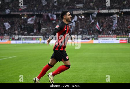 10. Februar 2024, Hessen, Frankfurt/Main: Fußball: Bundesliga, Eintracht Frankfurt - VfL Bochum, 21. Spieltag im Deutsche Bank Park. Frankfurter Omar Marmoush feiert. Foto: Arne Dedert/dpa - WICHTIGER HINWEIS: Gemäß den Vorschriften der DFL Deutschen Fußball-Liga und des DFB Deutschen Fußball-Bundes ist es verboten, im Stadion und/oder im Spiel aufgenommene Fotografien in Form von sequenziellen Bildern und/oder videoähnlichen Fotoserien zu verwenden oder zu verwenden. Stockfoto