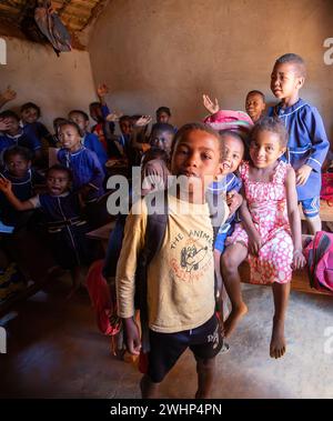 Fröhliche madagassische Schulkinder im Klassenzimmer. Der Schulbesuch ist obligatorisch, aber viele Kinder gehen nicht zur Schule. Stockfoto