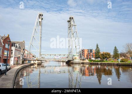 Liftbrücke über den kanalisierten Fluss Gouwe in Boskoop, Niederlande. Stockfoto