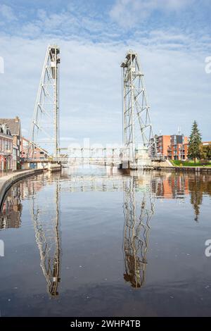 Die Hebebrücke in Boskoop, den Niederlanden, spiegelt sich wunderschön in den ruhigen Gewässern des Flusses Gouwe wider. Stockfoto