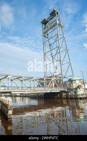 Liftbrücke über den kanalisierten Fluss Gouwe in Boskoop, Niederlande. Stockfoto