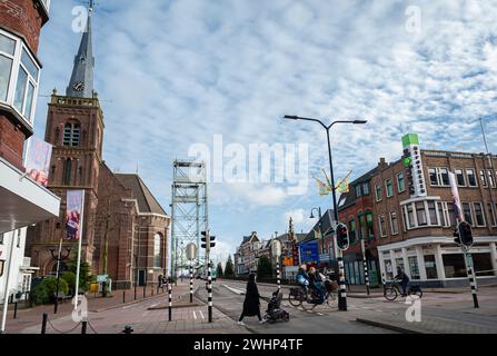 Zentrum und Hauptstraße mit entfernter Hebebrücke über den kanalisierten Fluss Gouwe im Dorf Boskoop, Niederlande. Stockfoto