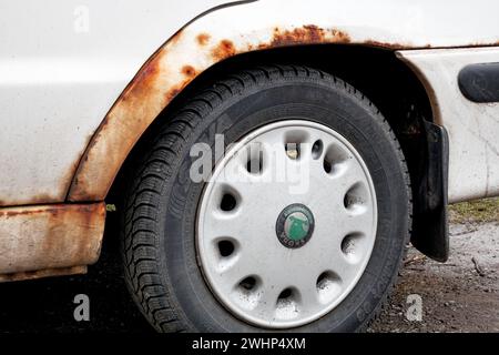 SENOV, TSCHECHISCHE REPUBLIK - 3. MÄRZ 2015: Verrostete Karosserie des weißen tschechischen Skoda Felicia Autos. Das Fahrzeug ist wegen Rost berüchtigt. Stockfoto