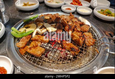 Koreanische BBQ marinierte Schweinerippchen, über Holzkohlegrill gegrillt Stockfoto