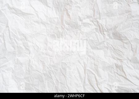 Zerknittertes oder zerknittertes weißes Schablonenpapier wird für zerknittertes Papier im Hintergrund verwendet. Stockfoto