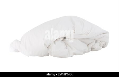 Weiße zerknitterte Decken oder Bettbekleidung im Hotelzimmer, die nach dem Gebrauch des Gastes über Nacht unordentlich gelassen wurden, sind isoliert auf weißem Hintergrund mit Beschneidungspfad. Stockfoto