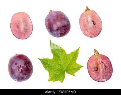 Der Satz roter oder violetter Trauben mit Hälften und grünem Blatt von oben ist auf weißem Hintergrund mit Beschneidungspfad isoliert. Stockfoto