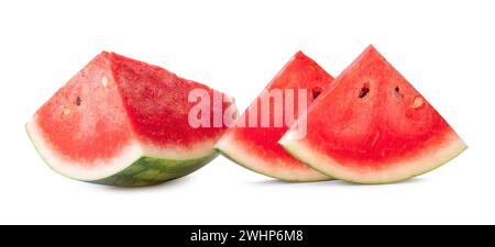 Vorderansicht des reifen roten Wassermelonenviertels und der Schichten ist auf weißem Hintergrund mit Beschneidungspfad isoliert. Stockfoto