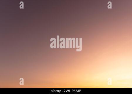 Wunderschöner Morgen- oder Abendhimmel wurde am Meer aufgenommen und als natürliche Hintergrundtextur verwendet. Stockfoto