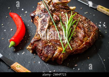 Gegrilltes Clubsteak auf Schieferplatte Stockfoto