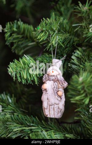 Weihnachtsbaum und Schneemannschmuck Stockfoto