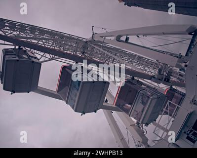 Brüssel, Belgien 9 02 2024. Riesenrad oder Riesenrad oder ein Aussichtsrad. Großes Gerät mit Elektromotoren. Die Ansicht Bruxelles Stockfoto