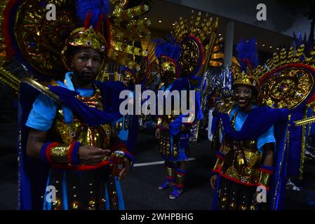 Rio De Janeiro, Brasilien. 11. Februar 2024, Rio de Janeiro, Rio de Janeiro, Brasilien: RIO DE JANEIRO (RJ), 10/2/2024 -CARNAVAL-DESFILE-SAPUCAI-RJ- Konzentration und Beginn der Parade der Samba-Schule Unidos de Bangu, gültig für die Gold-Serie, in Marques de Sapucai im Zentrum von Rio de Janeiro. Diesen Samstag, 10 (Foto: Fausto Maia/Thenews2/Zumapress) (Credit Image: © Fausto Maia/TheNEWS2 via ZUMA Press Wire) NUR REDAKTIONELLE VERWENDUNG! Nicht für kommerzielle ZWECKE! Quelle: ZUMA Press, Inc./Alamy Live News Stockfoto