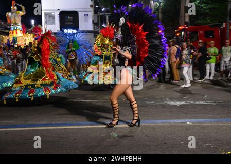 Rio De Janeiro, Brasilien. 11. Februar 2024, Rio de Janeiro, Rio de Janeiro, Brasilien: RIO DE JANEIRO (RJ), 10/2/2024 -CARNAVAL-DESFILE-SAPUCAI-RJ- Konzentration und Beginn der Parade der Samba-Schule Unidos de Bangu, gültig für die Gold-Serie, in Marques de Sapucai im Zentrum von Rio de Janeiro. Diesen Samstag, 10 (Foto: Fausto Maia/Thenews2/Zumapress) (Credit Image: © Fausto Maia/TheNEWS2 via ZUMA Press Wire) NUR REDAKTIONELLE VERWENDUNG! Nicht für kommerzielle ZWECKE! Quelle: ZUMA Press, Inc./Alamy Live News Stockfoto