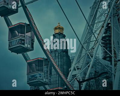 Brüssel, Belgien 9 02 2024. Riesenrad oder Riesenrad oder ein Aussichtsrad. Großes Gerät mit Elektromotoren. Die Ansicht Bruxelles Stockfoto