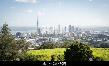 Blick auf das zentrale Geschäftsviertel mit einem großen Turm, der das Stadtbild dominiert, Auckland, Neuseeland Stockfoto