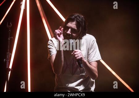 Salvador Sobral tritt am 8. Februar 2024 im Gran Teatre del Liceu in Barcelona auf. Fotograf: Ale Espaliat Stockfoto