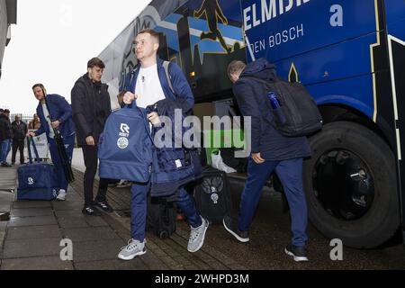 Den Haag, Niederlande. Februar 2024. DEN HAAG, 11.02.2024, Bingoal Stadion, niederländischer Keuken Kampioen Divisie Football, Saison 2023/2024, FC den Bosch Spieler, die vor dem Spiel im Stadion ankommen ADO den Haag und FC den Bosch Credit: Pro Shots/Alamy Live News Stockfoto