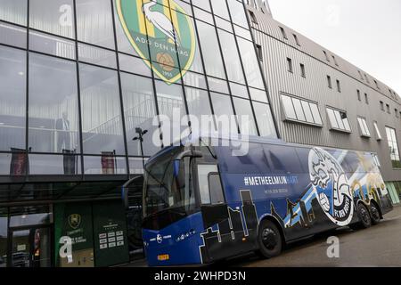 Den Haag, Niederlande. Februar 2024. DEN HAAG, 11.02.2024, Bingoal Stadion, niederländischer Keuken Kampioen Divisie Football, Saison 2023/2024, FC den Bosch Bus vor dem Stadion vor dem Spiel ADO den Haag und FC den Bosch Credit: Pro Shots/Alamy Live News Stockfoto