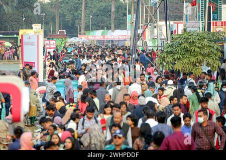 Besucher der Buchmesse in Dhaka werden während der National Book Fair namens Ekushey Boi Mela in Dhaka gesehen. Jedes Jahr organisiert die Bangla Academy die nationale Buchmesse in der Dhaka University Area. Diese Buchmesse ist die größte in Bangladesch und findet den ganzen Monat Februar statt. Dhaka, Bangladesch, 10. Februar 2024. Dhaka Dhaka Bezirk Bangladesch Copyright: XHabiburxRahmanx Stockfoto