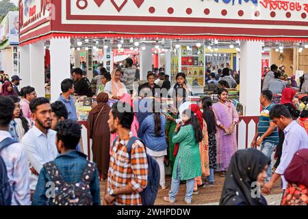 Besucher der Buchmesse in Dhaka werden während der National Book Fair namens Ekushey Boi Mela in Dhaka gesehen. Jedes Jahr organisiert die Bangla Academy die nationale Buchmesse in der Dhaka University Area. Diese Buchmesse ist die größte in Bangladesch und findet den ganzen Monat Februar statt. Dhaka, Bangladesch, 10. Februar 2024. Dhaka Dhaka Bezirk Bangladesch Copyright: XHabiburxRahmanx Stockfoto