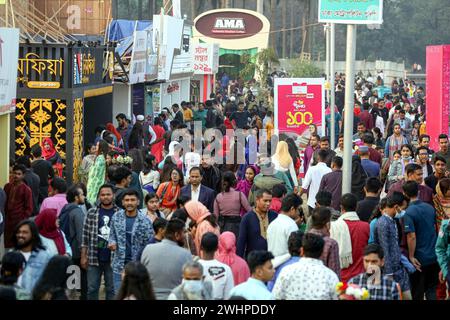 Besucher der Buchmesse in Dhaka werden während der National Book Fair namens Ekushey Boi Mela in Dhaka gesehen. Jedes Jahr organisiert die Bangla Academy die nationale Buchmesse in der Dhaka University Area. Diese Buchmesse ist die größte in Bangladesch und findet den ganzen Monat Februar statt. Dhaka, Bangladesch, 10. Februar 2024. Dhaka Dhaka Bezirk Bangladesch Copyright: XHabiburxRahmanx Stockfoto