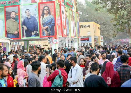 Besucher der Buchmesse in Dhaka werden während der National Book Fair namens Ekushey Boi Mela in Dhaka gesehen. Jedes Jahr organisiert die Bangla Academy die nationale Buchmesse in der Dhaka University Area. Diese Buchmesse ist die größte in Bangladesch und findet den ganzen Monat Februar statt. Dhaka, Bangladesch, 10. Februar 2024. Dhaka Dhaka Bezirk Bangladesch Copyright: XHabiburxRahmanx Stockfoto