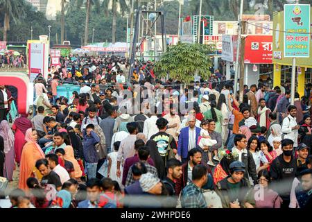 Besucher der Buchmesse in Dhaka werden während der National Book Fair namens Ekushey Boi Mela in Dhaka gesehen. Jedes Jahr organisiert die Bangla Academy die nationale Buchmesse in der Dhaka University Area. Diese Buchmesse ist die größte in Bangladesch und findet den ganzen Monat Februar statt. Dhaka, Bangladesch, 10. Februar 2024. Dhaka Dhaka Bezirk Bangladesch Copyright: XHabiburxRahmanx Stockfoto