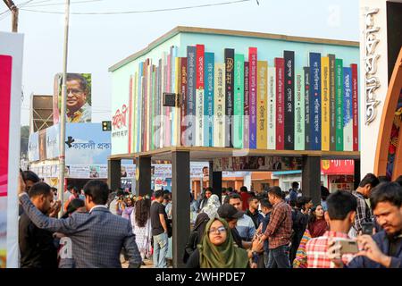 Besucher der Buchmesse in Dhaka werden während der National Book Fair namens Ekushey Boi Mela in Dhaka gesehen. Jedes Jahr organisiert die Bangla Academy die nationale Buchmesse in der Dhaka University Area. Diese Buchmesse ist die größte in Bangladesch und findet den ganzen Monat Februar statt. Dhaka, Bangladesch, 10. Februar 2024. Dhaka Dhaka Bezirk Bangladesch Copyright: XHabiburxRahmanx Stockfoto