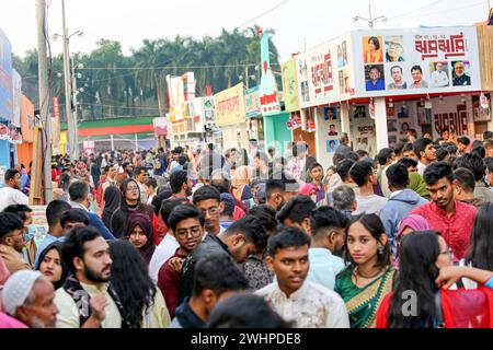 Besucher der Buchmesse in Dhaka werden während der National Book Fair namens Ekushey Boi Mela in Dhaka gesehen. Jedes Jahr organisiert die Bangla Academy die nationale Buchmesse in der Dhaka University Area. Diese Buchmesse ist die größte in Bangladesch und findet den ganzen Monat Februar statt. Dhaka, Bangladesch, 10. Februar 2024. Dhaka Dhaka Bezirk Bangladesch Copyright: XHabiburxRahmanx Stockfoto