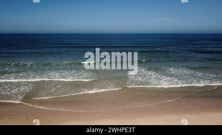 Meereswellen stürzen am Strand ab Stockfoto