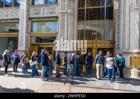 Schlange vor dem Wrigley Building während des Open House Chicago. Das Wrigley Building ist ein Wolkenkratzer an der Magnificent Mile in Chicago, Illinois. Es wurde 1920 als Hauptquartier des Kaugummimagnaten William Wrigley Jr. erbaut Chicago, Illinois, Usa Stockfoto