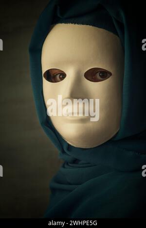 Geheimnisvolle Frau mit weißer Maske Stockfoto