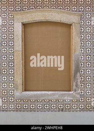 Holzplatte auf Fensterrahmen mit geometrischen Mustern Keramikfliesen umringt Stockfoto