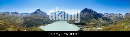 Panorama vom Bielerkopf zum Silvretta-Stausee, zum Hohen Rad, zum Ochsentaler Gletscher und zum Piz Buin Stockfoto