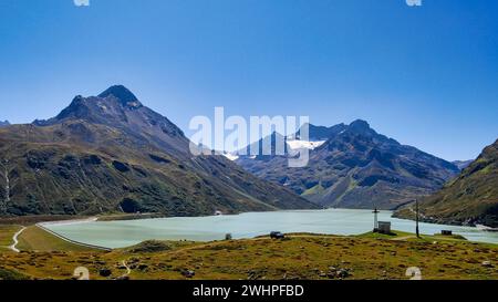 Blick vom Bielerkopf auf Silvretta-Stausee, hohes Rad, Ochsentaler Gletscher und andere Berge Stockfoto