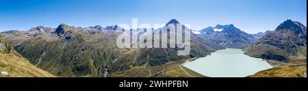 Panorama vom Bielerkopf zum Silvretta-Stausee, zum Hohen Rad, zum Ochsentaler Gletscher und zum Piz Buin Stockfoto