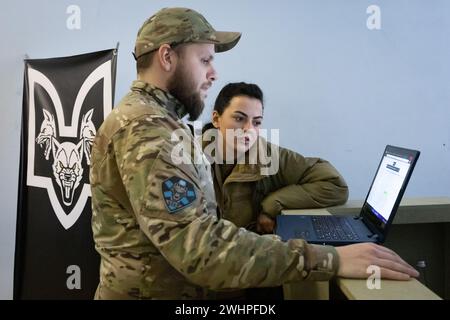 Kiew, Ukraine. Februar 2024. Soldaten des Bataillons "da Vincis Wölfe" der ukrainischen Streitkräfte, benannt nach dem Namen ihres Kommandeurs Dmytro Kotsiubailo, Held der Ukraine, der im März 2023 bei einem Kampf gegen russische Truppen in der Nähe der Frontstadt Bakhmut getötet wurde, wartet in einem neu eröffneten Rekrutierungszentrum in Kiew auf Freiwillige. Ein separates mechanisiertes Bataillon „da Vinci Wolves“ kündigte die Eröffnung von Rekrutierungszentren in mehreren Städten des Landes an. Quelle: SOPA Images Limited/Alamy Live News Stockfoto