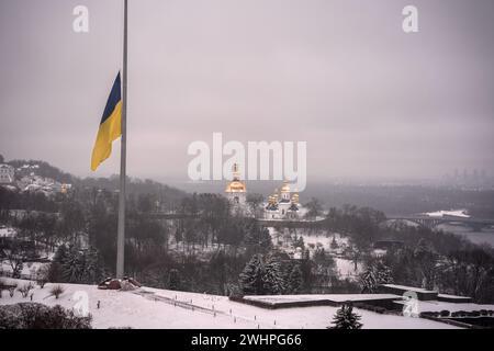 Kiew, Ukraine. Februar 2024. Blick auf St.. Sophia Kathedrale aus dem Mutterland. Die ukrainische Bevölkerung widersetzt sich fast zwei Jahre nach der russischen Invasion und versucht, ein normales Leben aufrechtzuerhalten. (Foto: Ximena Borrazas/SOPA Images/SIPA USA) Credit: SIPA USA/Alamy Live News Stockfoto