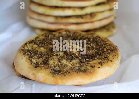 A zaatar mankouseh, das traditionelle libanesische Frühstück. Stockfoto