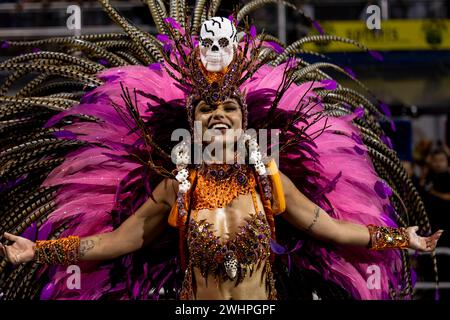 ao Paulo, Brasilien, am 10. Februar 2024. Gavioes da Fiel zieht am 10. Februar 2024 im Rahmen der Gruppenparaden der Samba-Schulen in Sao Paulo in Brasilien auf die Sambadrome do Anhembi. (Foto: Pedro Paulo Diaz/Thenews2/NurPhoto) Credit: NurPhoto SRL/Alamy Live News Stockfoto