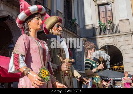 Prozessionsriesen zeigen auf der Plaza Reial in Barcelona Stockfoto