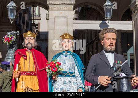 Prozessionsriesen zeigen auf der Plaza Reial in Barcelona Stockfoto