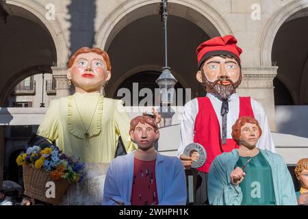 Prozessionsriesen zeigen auf der Plaza Reial in Barcelona Stockfoto