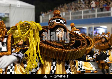 ao Paulo, Brasilien, am 10. Februar 2024. Mocidade Alegre zieht am 10. Februar 2024 im Rahmen der Paraden der Samba-Schulen in Sao Paulo, Brasilien, am Sambodromo do Anhembi in Sao Paulo vor. (Foto: Pedro Paulo Diaz/Thenews2/NurPhoto) Credit: NurPhoto SRL/Alamy Live News Stockfoto